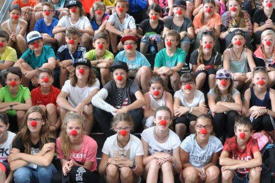 Gruppenfoto bei einer Spendenaktion von SchülerInnen