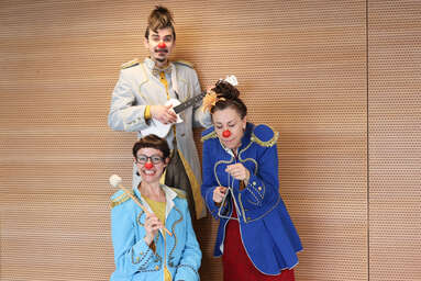 Gruppenfoto der ROTE NASEN Clowns beim Karawanen Orchester im Elisabethinum