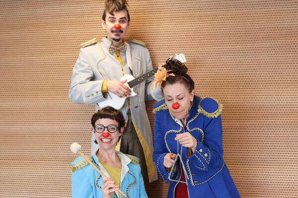Gruppenfoto der ROTE NASEN Clowns beim Karawanen Orchester im Elisabethinum