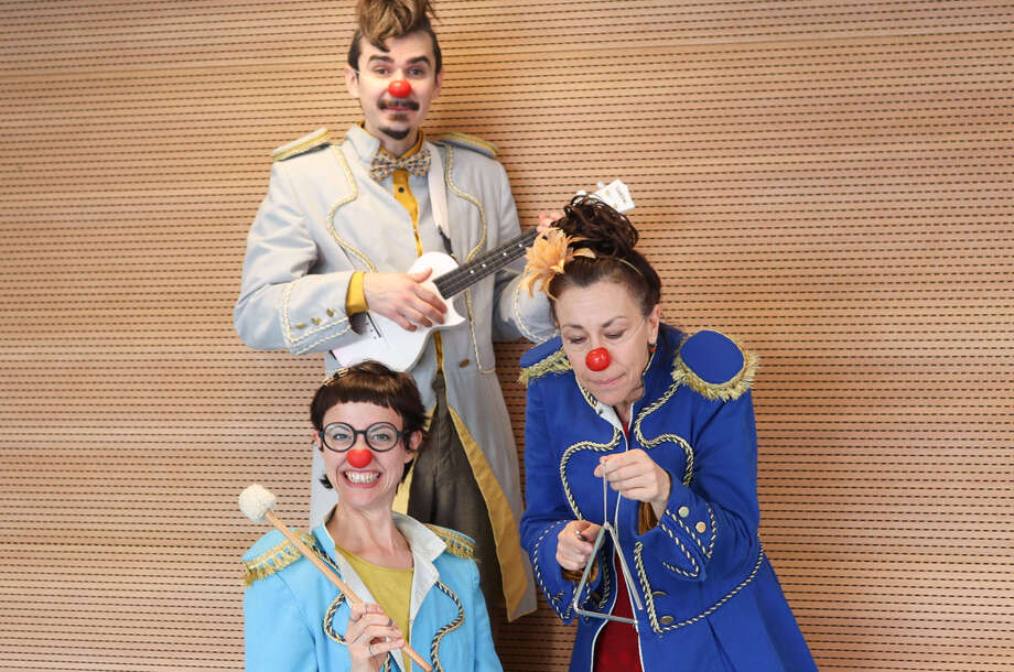 Gruppenfoto der ROTE NASEN Clowns beim Karawanen Orchester im Elisabethinum