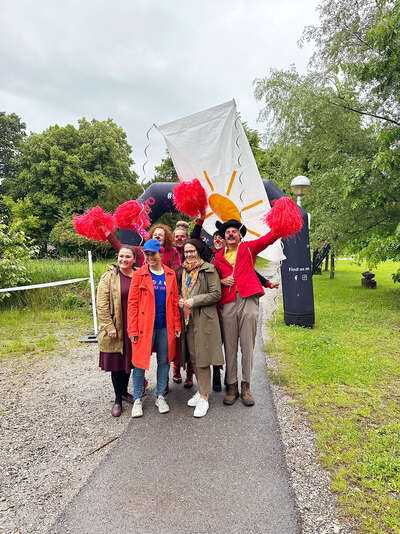 Silvia Lechner (Geschäftsführung SALK), Spitzensportlerin und Paralympicssiegerin Carina Edlinger, und Landesrätin Daniela Gutschi mit den ROTE NASEN Clowns.