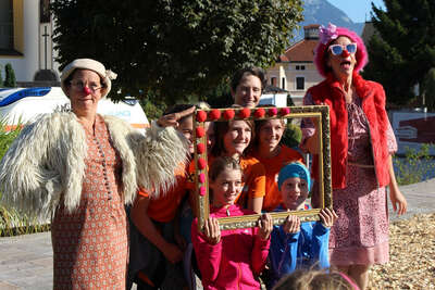 Gruppenfoto von LäuferInnen mit Clowns beim ROTE NASEN LAUF in Kundl