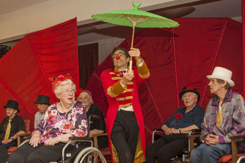 Clown Bernhart im Pflegeheim führt ein Theater mit Senior*innen auf.