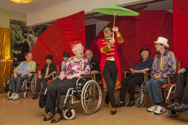 Clown Bernhart im Pflegeheim führt ein Theater mit Senior*innen auf.
