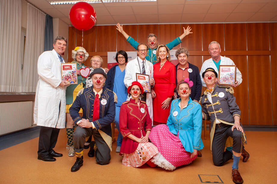 Gruppenfoto der Ärzte und Krankenschwestern des SMZ mit den ROTE NASEN Clowns