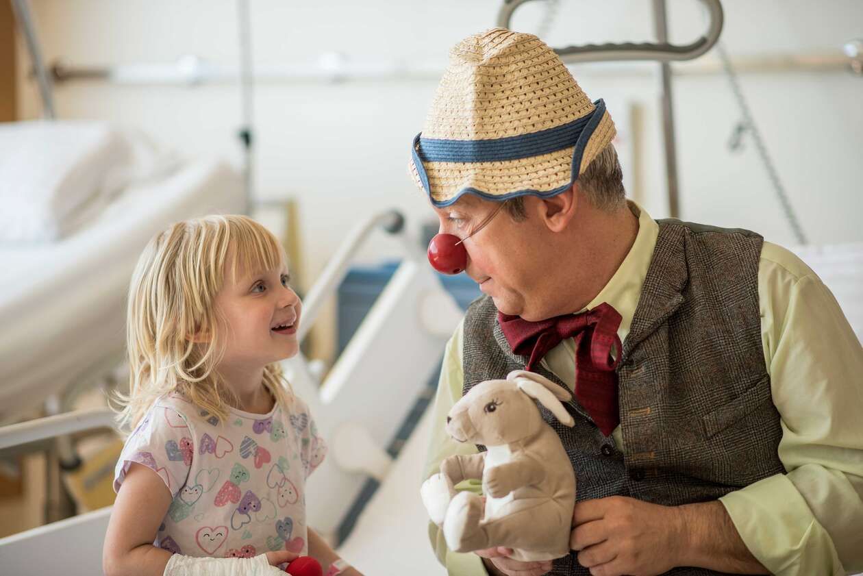 Clown Rudi im Spital bei einem Kind