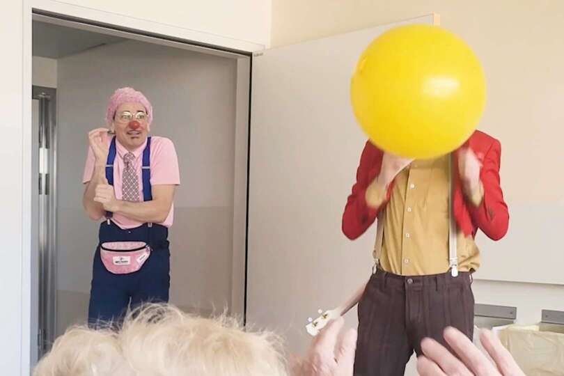 ROTE NASEN Clowns mit einer Patientin im Spital im Spiel.