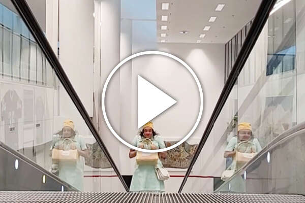 Clownin Mimi auf der Rolltreppe im LKH Innsbruck.