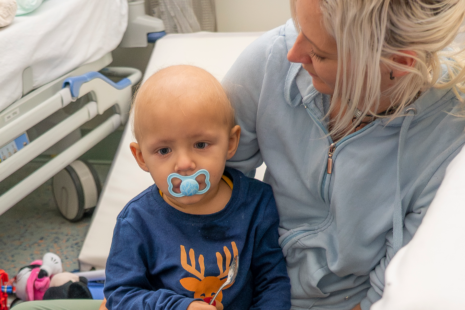 Der kleine Levi sitzt auf der Schoß seiner Mutter und wirkt etwas müde.