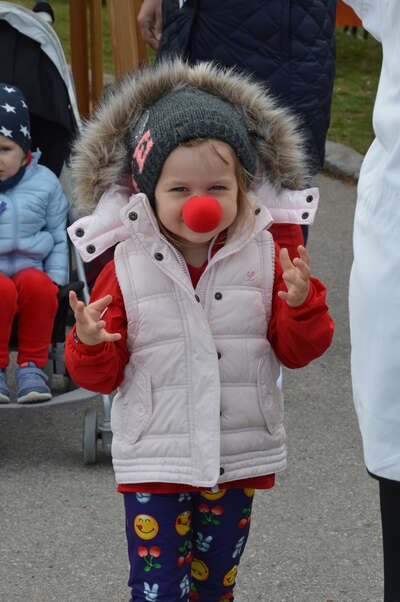 Kind mit roter Schaumstoffnase beim ROTE NASEN LAUF Seebenstein