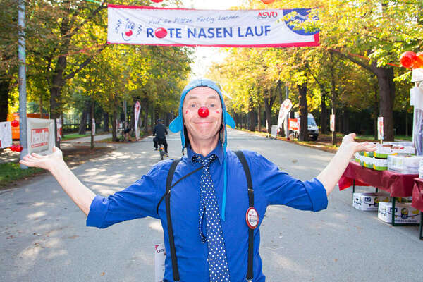 Clown Helfgott vor ROTE NASEN LAUF Banner