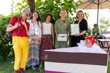 Gruppenbild mit Clowns anlässlich einer Auszeichnung im Caritas Haus Franziskus.