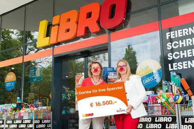 LIBRO Geschäftsführerin Ulrike Kittinger und ROTE NASEN Gründerin Monica Culen vor einer LIBRO-Filiale.