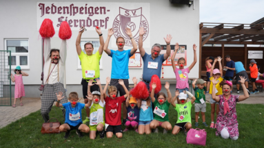ROTE NASEN-Clowns Herrmann und Graziella mit Teilnehmerinnen und Teilnehmern des ROTE NASEN-Laufs in Jedenspeigen-Sierndorf.