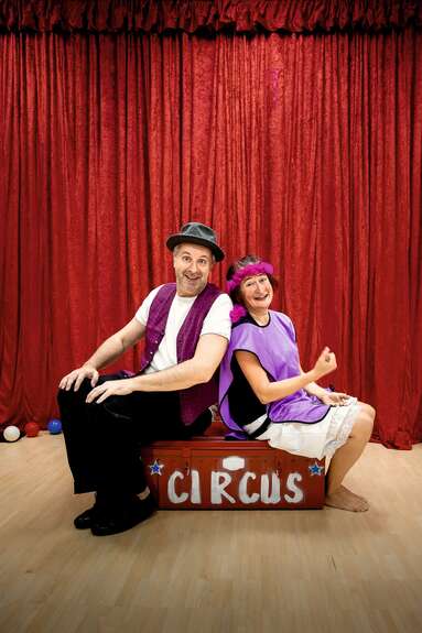 Ernesto und Mimi freuen sich, dass die Kinder so motiviert bei den Zirkustagen mitgemacht haben. 