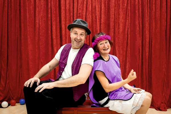 Ernesto und Mimi freuen sich, dass die Kinder so motiviert bei den Zirkustagen mitgemacht haben. 