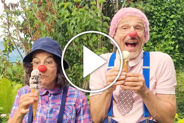 Clownin Alba und Clown Anton essen ein Eis.