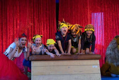 ROTE NASEN-Clownin Rita und Kinder bei einem Sommerzirkus-Auftritt.