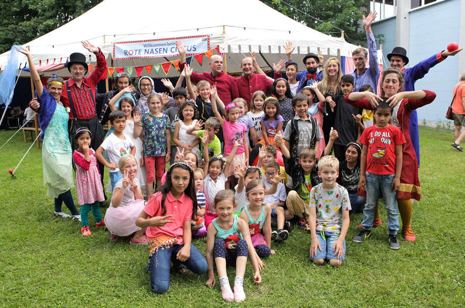 Der ROTE NASEN SOMMERCIRCUS in Weiz Gruppenfoto aller Kinder und Clowns, die beim ROTE NASEN SOMMERCIRCUS dabei waren