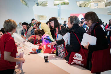 Gruppe von Menschen bei dem Anmeldungsdesk für die Gesundheitsclown-Konferenz in Wien