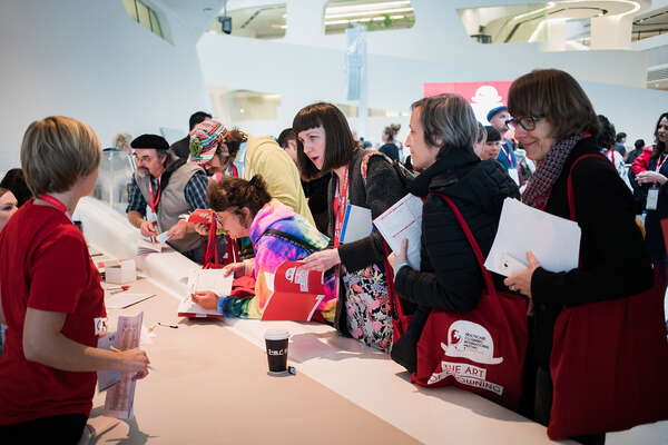 Gruppe von Menschen bei dem Anmeldungsdesk für die Gesundheitsclown-Konferenz in Wien