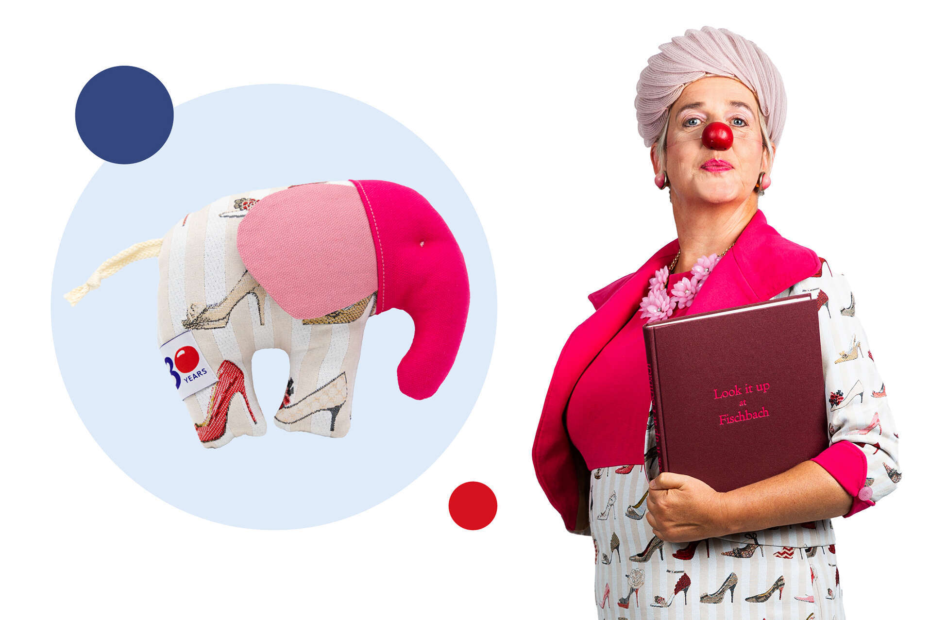 Ein Bild des Elefanten-Stofftiert in Gegenüberstellung mit Clownin Waltrauds Kostüm.