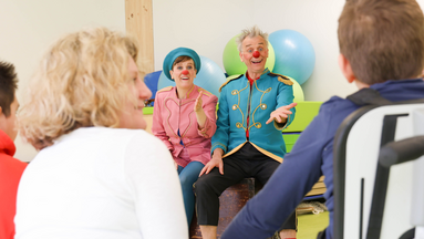 ROTE NASEN-Clowns Betti und Igor vor Publikum.