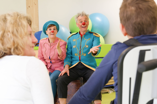ROTE NASEN-Clowns Betti und Igor vor Publikum.