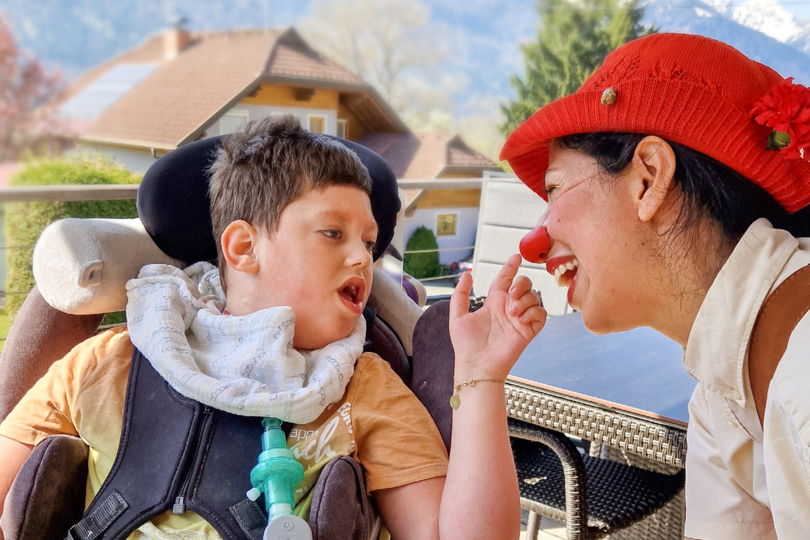 ROTE NASEN-Clownin Carmensita und ein Jugendlicher im Rollstuhl.