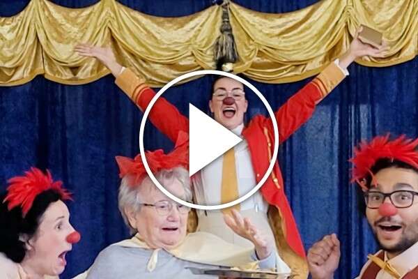 Unsere Clowns in Tirol in mit einer Seniorin.