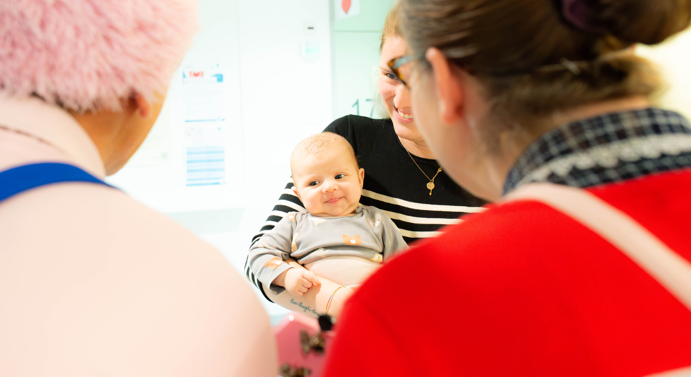Clown Anton und Clownin Hildegard heitern einen Mama und ihr Baby auf der Kinderneurologie auf.