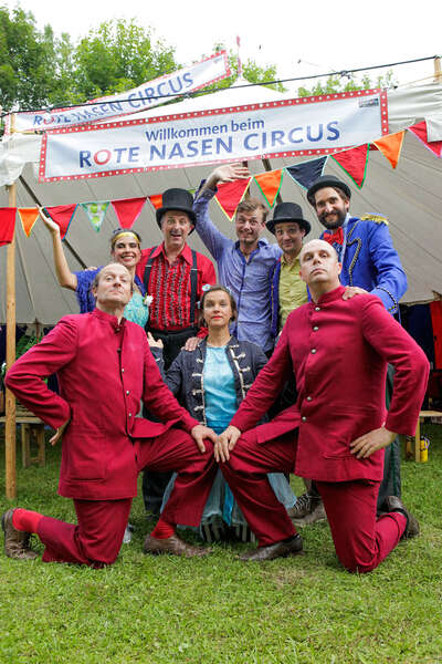 ROTE NASEN Clowns posieren vor dem Zirkuszelt beim ROTE NASEN SOMMERCIRCUS