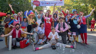 Gruppenbild von ROTE NASEN-Clowns auf der Wiener Prater-Hauptallee.