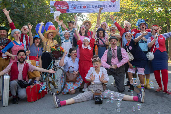 Die Clowns der ROTE NASEN freuen sich auf den Wiener ROTE NASEN-Lauf.