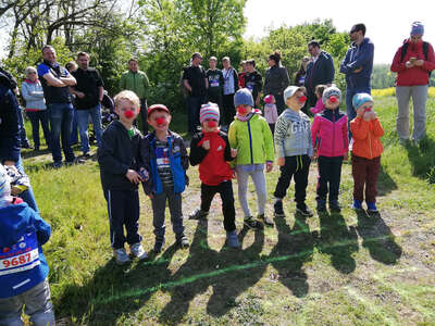 Kinder stehen an Startlinie bereit zum Loslaufen mit roten Schaumstoffnasen beim ROTE NASEN LAUF in Neudorf.