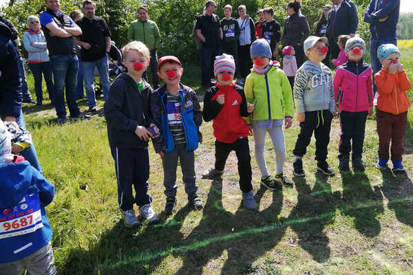 Kinder stehen an Startlinie bereit zum Loslaufen mit roten Schaumstoffnasen beim ROTE NASEN LAUF in Neudorf.
