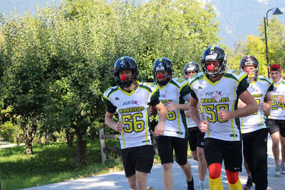5 Läufer gingen beim ROTE NASEN LAUF Kundl in American Football Montur an den Start