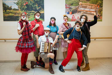 ROTE NASEN-Clowns in fröhlicher und heiterer Stimmung.