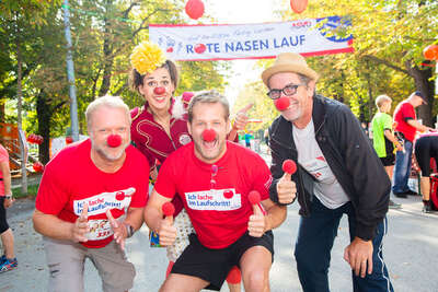 Kabarettisten Reinhard Nowak, Andreas Ferner und Hubert Wolff posieren gemeinsam mit einer ROTE NASEN Clownin auf der Laufstrecke