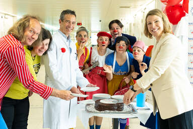 Tortenanschnitt anlässlich des Jubiläums der ROTE NASEN im LKH Villach mit 