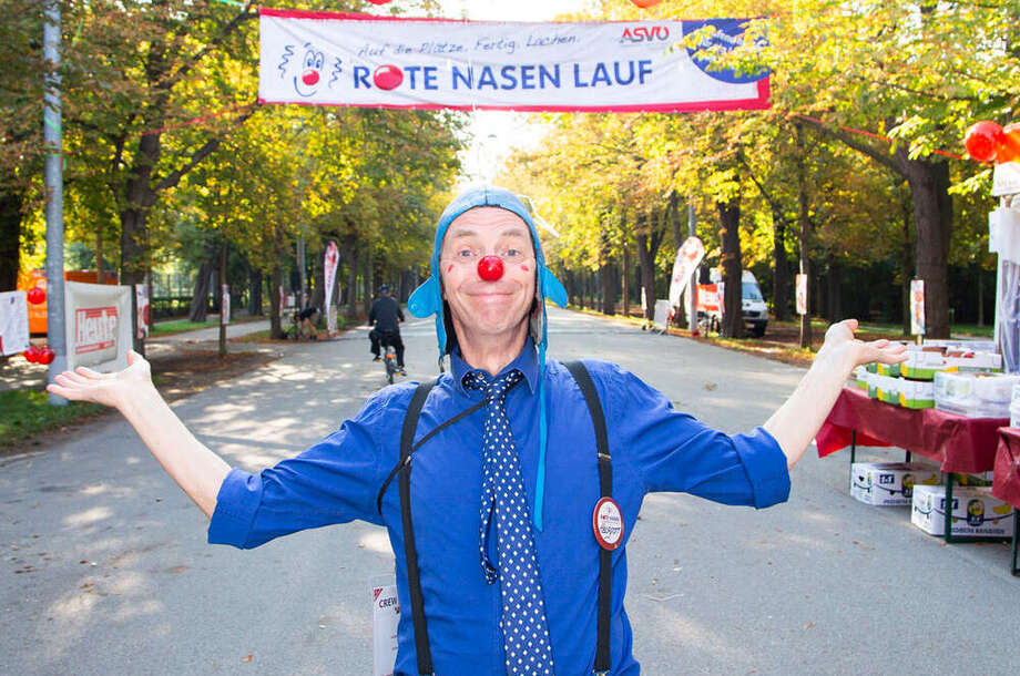 Clown Helfgott vor ROTE NASEN LAUF Banner