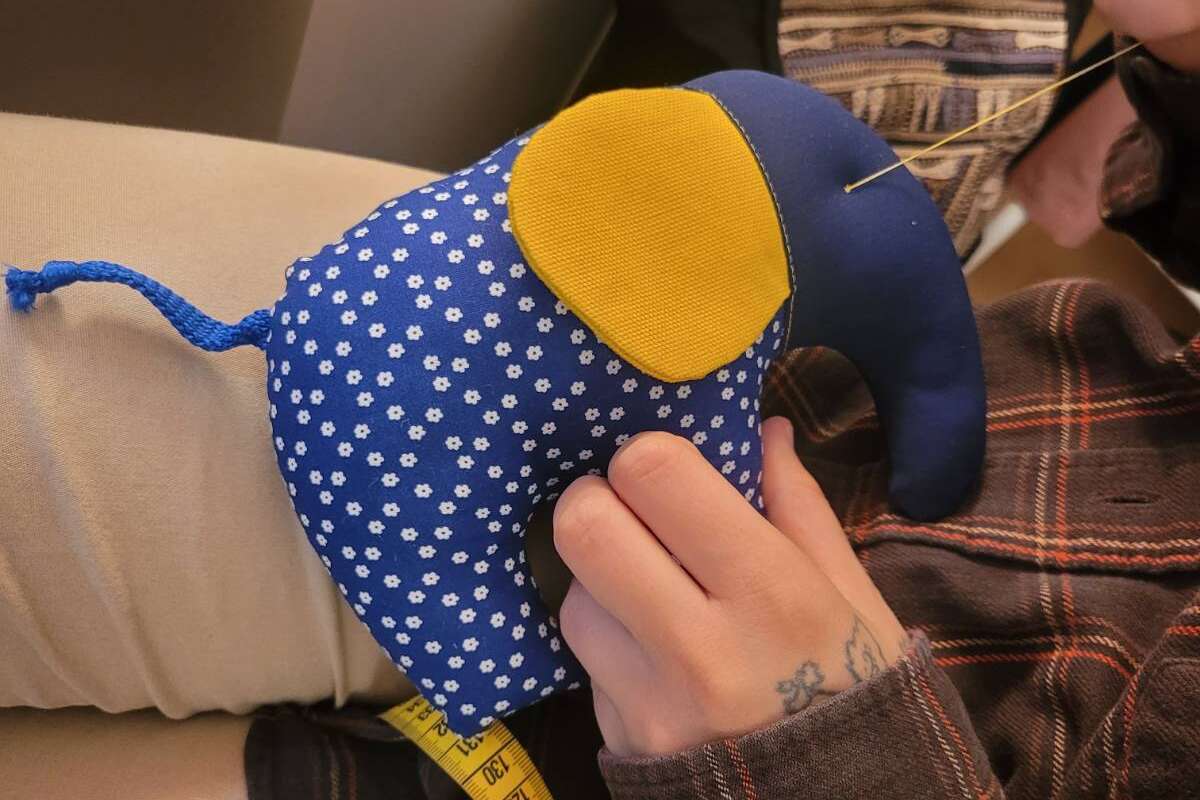 ROTE NASEN-Elefanten werden in der ROTE NASEN-Nähwerkstatt in Graz zusammengenäht.