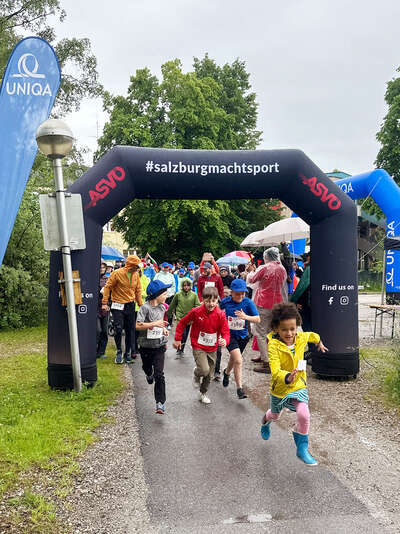Laufende Kinder, die beim ROTE NASEN LAUF an den Start gingen.