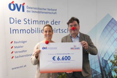 Spendenscheckübergabe mit Anton Holzapfel, GF von ÖVI an Catharina Brand von ROTE NASEN.