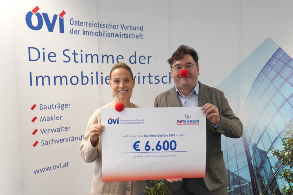 Spendenscheckübergabe mit Anton Holzapfel, GF von ÖVI an Catharina Brand von ROTE NASEN.