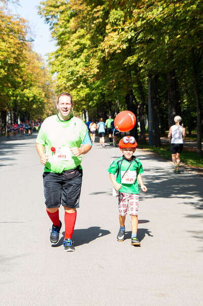 Vater und Sohn beim Laufen auf der Laufstrecke des ROTE NASEN LAUFS