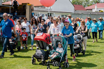 Mamas schieben im Kinderwagen ihre Kinder beim ROTE NASEN LAUF in St. Margarethen