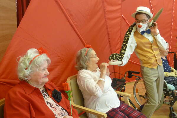 Clowns im Pflegeheim beim ROTE NASEN Varieté