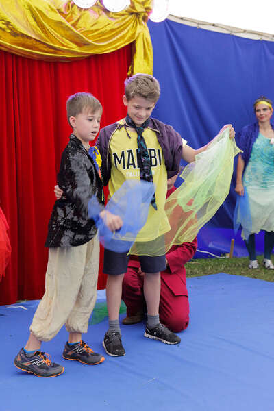 zwei Jungen jonglieren mit Tüchern