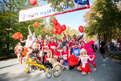 Gruppenbild mit den prominenten UnterstützerInnen und einigen ROTE NASEN Clowns beim ROTE NASEN LAUF